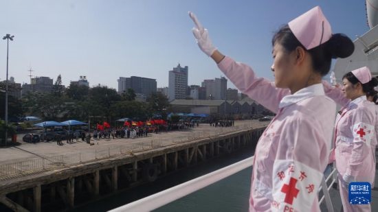 當(dāng)?shù)貢r間8月16日上午10時許，執(zhí)行“和諧使命-2024”任務(wù)的中國海軍“和平方舟”號醫(yī)院船圓滿結(jié)束對莫桑比克的訪問，駛離馬普托港，前往本次任務(wù)第五站南非。新華社發(fā)（曹春耀 攝）