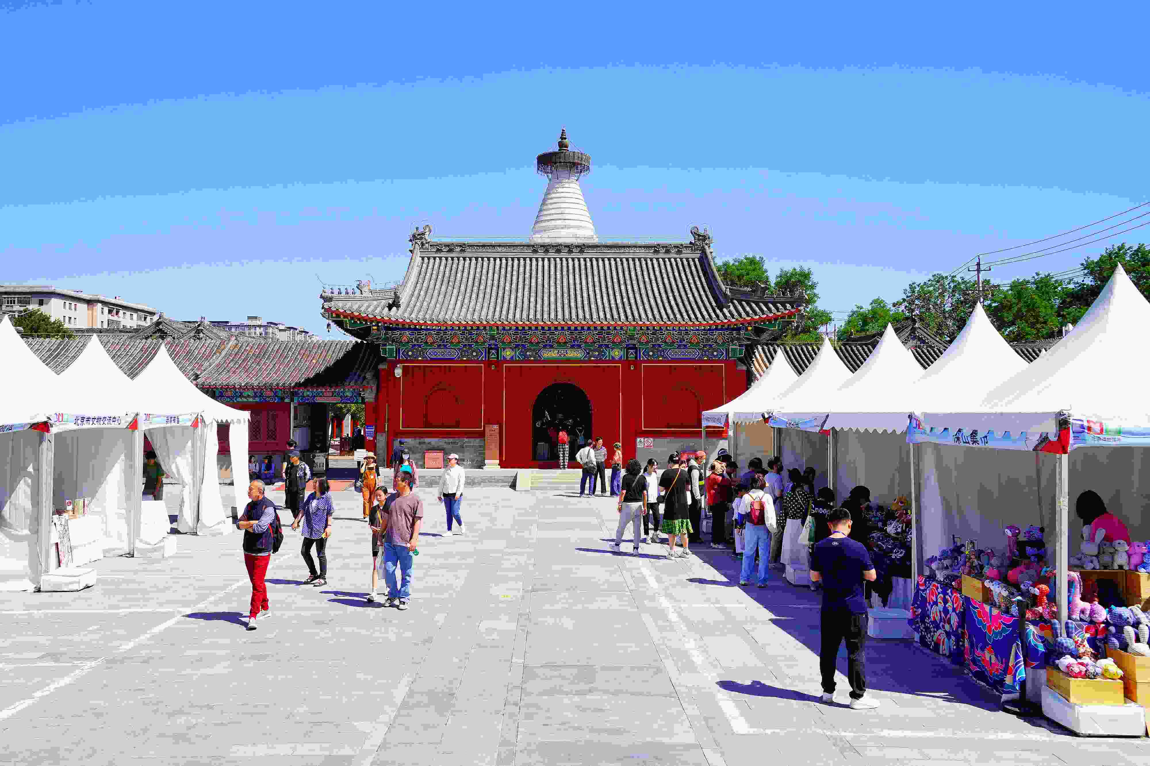 2024年5月，“北京白塔文化市集”在已有700余年歷史的妙應(yīng)寺白塔下舉行。