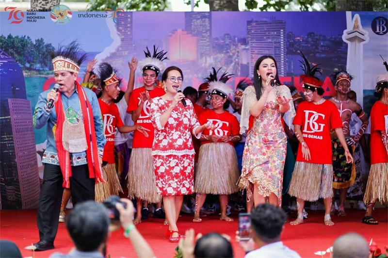 大使夫婦與演員一起共唱《明天會(huì)更好》。