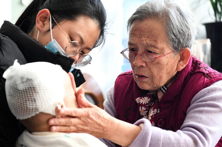 2022年11月16日，在陜西省榆林市佳縣，路生梅（右）在家中為患兒義診。 新華社發(fā)（鄒競一 攝）