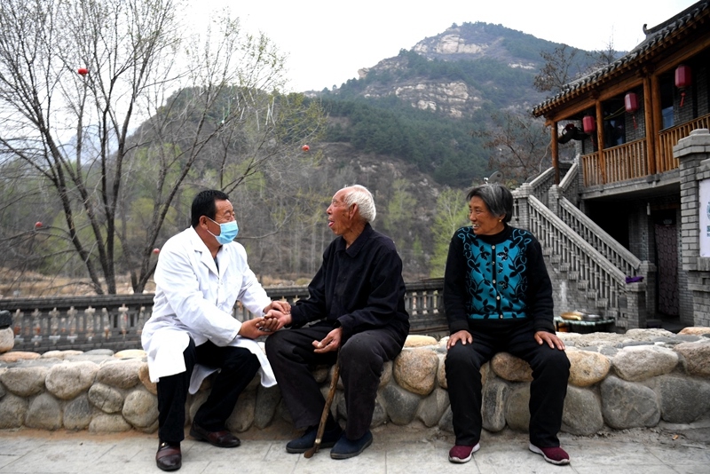 2020年4月15日，在河北阜平縣龍泉關(guān)鎮(zhèn)駱駝灣村，村醫(yī)霍建國(guó)為村民把脈。
