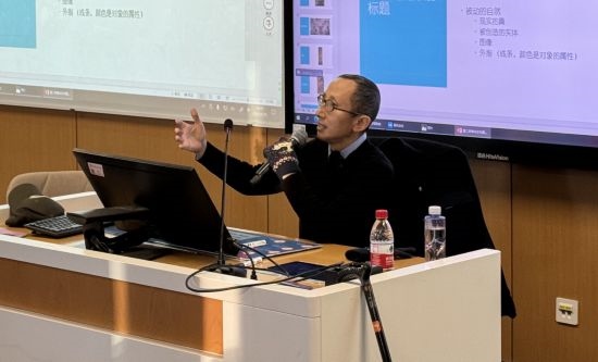 從去年秋天起，還在治療中的朱銳就堅持給本科生開課。（受訪者供圖）
