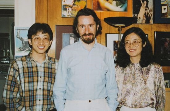 1992年，朱銳（左）赴美國杜蘭大學攻讀心靈哲學與認知科學，師從心靈哲學和認知科學家Radu Bogdan（中），右為朱銳師姐、北師大教授田平。