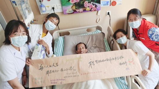 7月26日，海淀醫(yī)院安寧療護科醫(yī)護團隊為朱銳送來一條寫滿祝福的橫幅。（受訪者供圖）
