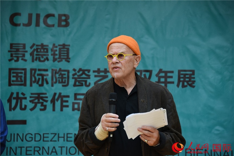 瑞典藝術(shù)家托比恩·卡爾斯博致辭。人民網(wǎng)記者 殷淼攝