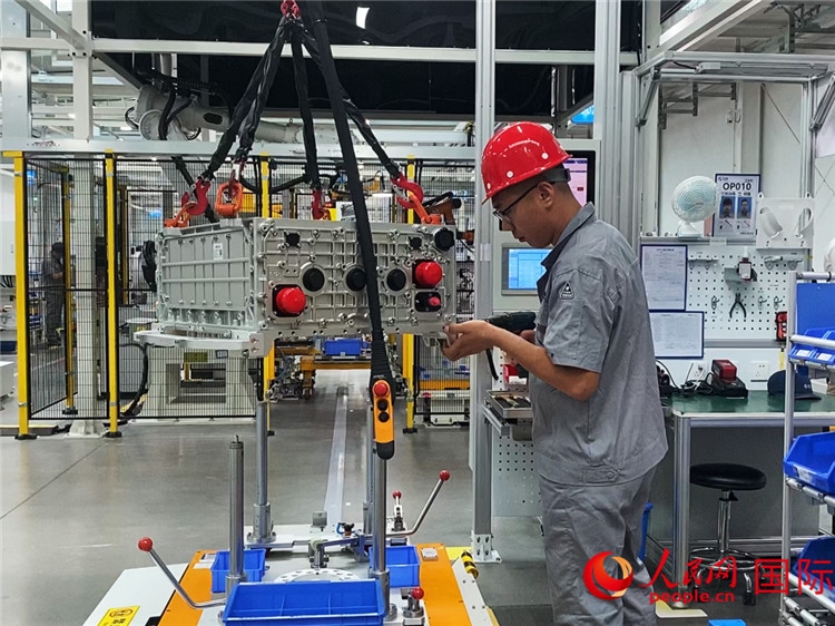 技術(shù)人員進行系統(tǒng)化測試。人民網(wǎng)記者 于洋攝