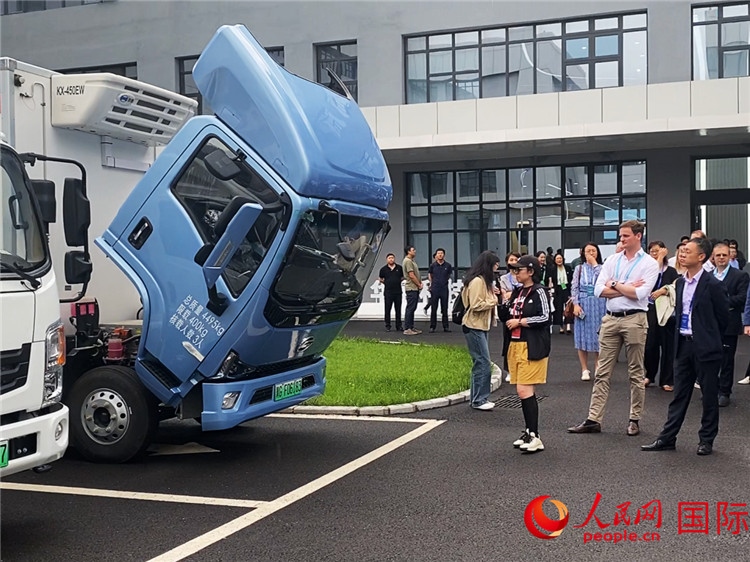 于民向駐華外交官和國際組織駐華代表介紹燃料電池車型。人民網(wǎng)記者 于洋攝