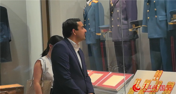 毛里求斯民議會議長阿德里安·夏爾·杜瓦爾參觀中國共產(chǎn)黨歷史展覽館。人民網(wǎng) 鐘文興攝