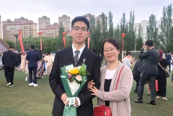 劉傲寒和媽媽合影。北航供圖
