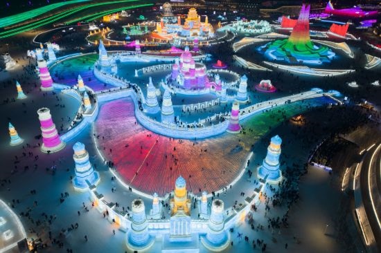 2024年1月1日，來自世界各地的游客在哈爾濱冰雪大世界園區(qū)內(nèi)游玩（無人機(jī)照片）。