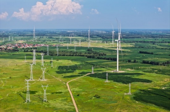 這是2024年7月19日拍攝的內(nèi)蒙古通遼238萬千瓦風(fēng)電項(xiàng)目（無人機(jī)照片）。此項(xiàng)目每年可將75億千瓦時(shí)清潔電能經(jīng)扎魯特—青州±800（千伏）直流特高壓外送通道送至山東地區(qū)消納，相當(dāng)于滿足受端地區(qū)超過300萬戶居民家庭用電需求，節(jié)約標(biāo)煤261萬噸，減少二氧化碳排放634萬噸。