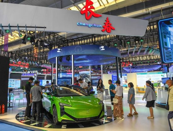2023年8月23日，人們?cè)诘谑膶弥袊獤|北亞博覽會(huì)上參觀一汽紅旗新能源車型。