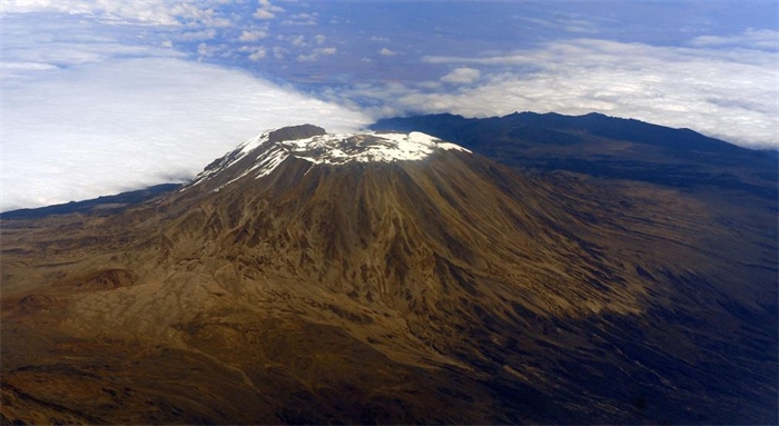 2012年8月3日，常被云霧環(huán)繞的乞力馬扎羅山云開霧散，雄姿一覽無余。新華社記者丁海濤攝