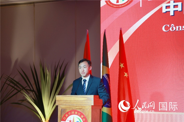 中國(guó)駐里約熱內(nèi)盧代總領(lǐng)事王海濤在典禮中致辭。人民網(wǎng)記者 陳海琪攝