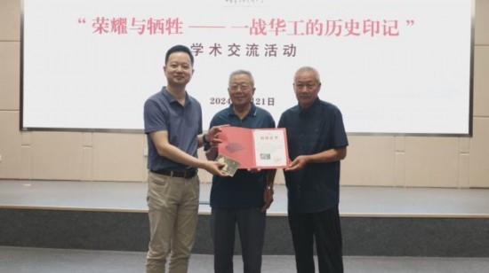 圖為中國華僑歷史博物館負(fù)責(zé)人寧一為河間一戰(zhàn)華工后代代表沈秉燦、沈秉尊頒發(fā)捐贈證書和感謝函。