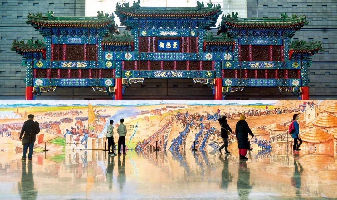 △2022年1月，觀眾在首都博物館參觀“穿越時(shí)空的大運(yùn)河”數(shù)字影像展。