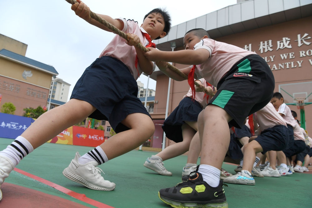 廣西南寧市玉蘭路小學(xué)的孩子們在進(jìn)行拔河比賽（2021年5月31日攝）。新華社記者 周華 攝