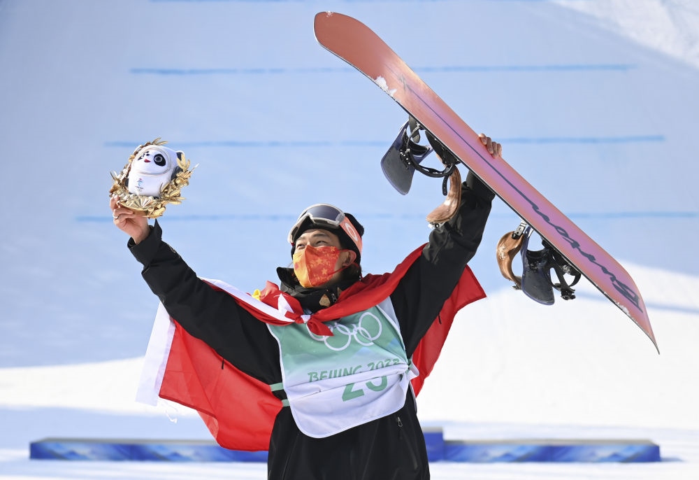 蘇翊鳴在北京2022年冬奧會單板滑雪男子大跳臺決賽奪冠后慶祝（2022年2月15日攝）。新華社記者 黃宗治 攝