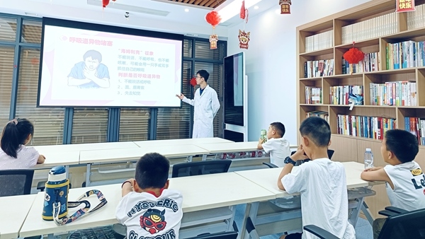 西安交通大學(xué)“筑夢(mèng)醫(yī)心·護(hù)佑三農(nóng)”實(shí)踐團(tuán)開(kāi)展健康科普。校方供圖