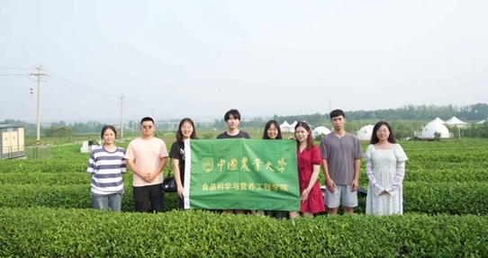 在山東日照，中國(guó)農(nóng)業(yè)大學(xué)食品學(xué)院實(shí)踐團(tuán)就農(nóng)業(yè)生產(chǎn)智能化設(shè)備、肥料選用等問(wèn)題開(kāi)展實(shí)地調(diào)研，并面向300余名村民陸續(xù)開(kāi)展4次科普宣講。校方供圖
