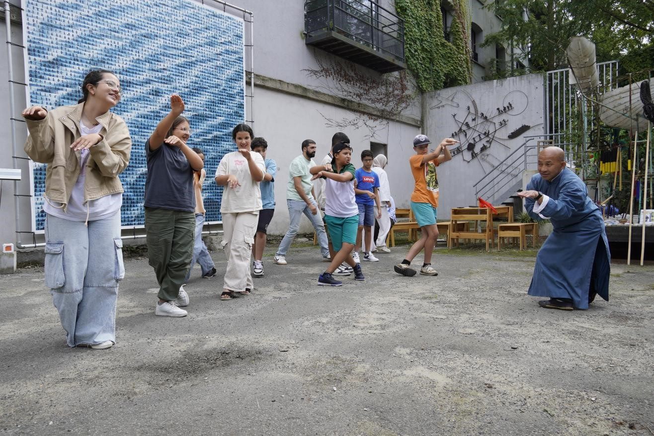 孩子們與魯汶大學武術(shù)老師，北少林長拳傳人羅師傅學習中國功夫。比利時維他命文化傳媒供圖