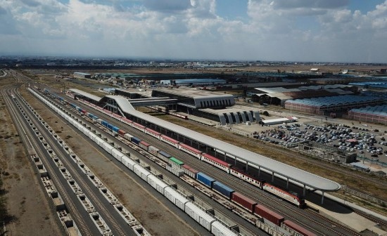 這是2023年9月在肯尼亞首都內(nèi)羅畢拍攝的蒙內(nèi)鐵路內(nèi)羅畢站（無人機(jī)照片）。新華社記者 韓旭 攝