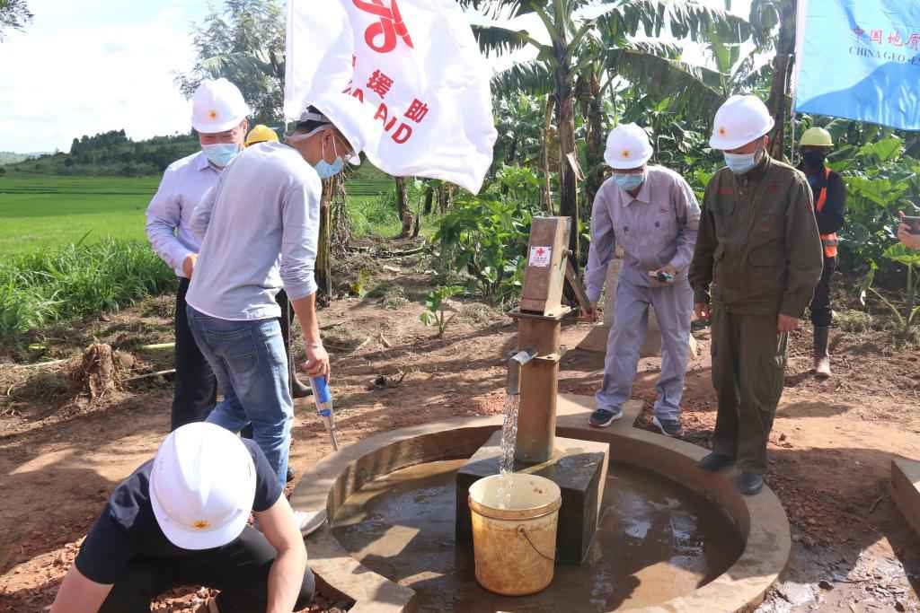 2022年4月11日，在盧旺達(dá)東方省加齊博區(qū)穆拉姆比，工作人員檢查一口中國(guó)援建的水井。新華社發(fā)