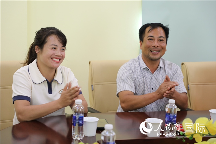 越南沙巴市黃連寄宿制民族小學老師阮氏秋姮、阮文享。人民網記者簡承淵攝