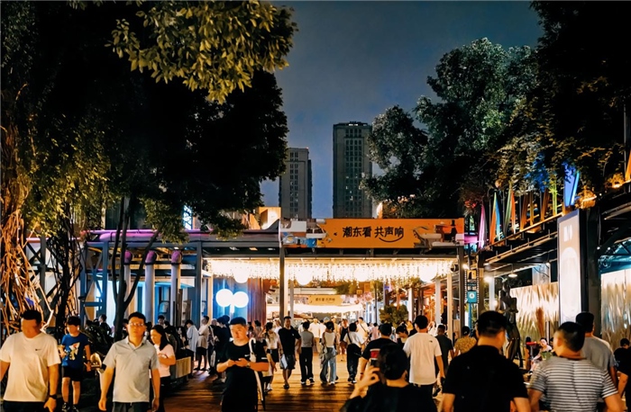 夜幕下的東郊記憶園區(qū)人流如織，熱度不減。資料圖片