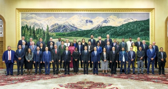  8月30日，國家副主席韓正在北京集體會見出席2024年國際議員友好交流論壇的各國代表。新華社記者 丁林 攝