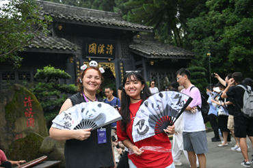 媒體考察團(tuán)成員在都江堰清溪園合影留念。（陳斌 攝）