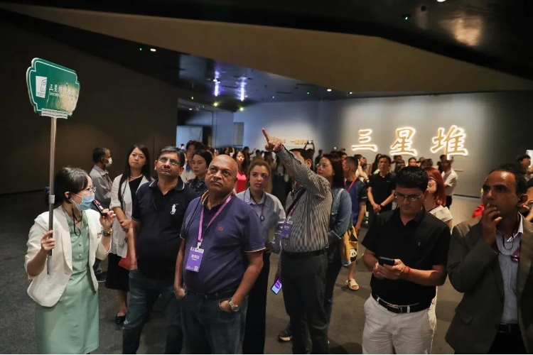 8月31日，亞洲媒體考察團(tuán)參訪三星堆博物館?！吨袊?guó)經(jīng)濟(jì)周刊》記者肖翊攝