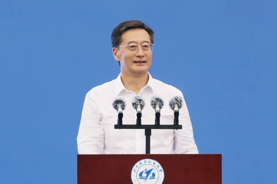 中國工程院院士、北京航空航天大學(xué)校長王云鵬在2024級新生開學(xué)典禮上講話。校方供圖