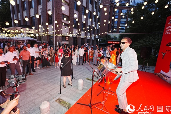 來自特多的藝術(shù)家在慶祝儀式上表演特多鋼鼓。人民網(wǎng)記者 趙益普攝
