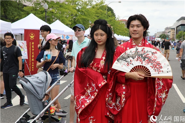5、當(dāng)?shù)厝A僑華人身穿漢服參加文化節(jié)。 人民網(wǎng)記者 李志偉攝