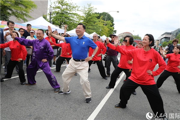 6、在活動現(xiàn)場，謝鋒大使與華僑華人一起打太極拳。 人民網(wǎng)記者 李志偉攝