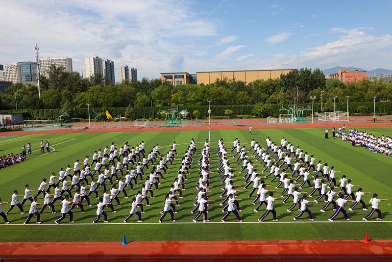 高一學(xué)生在開學(xué)典禮中表演軍體拳。學(xué)校供圖