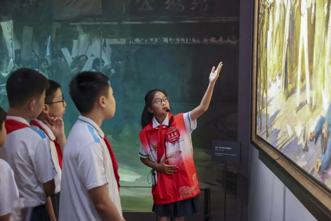 同學(xué)們觀賞不同革命場(chǎng)景及烈士形象的藝術(shù)作品。徐匯區(qū)總工會(huì)供圖
