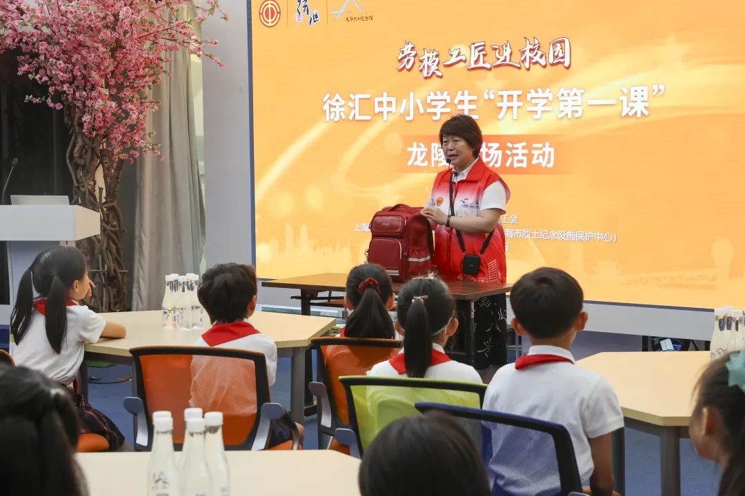 勞模工匠現(xiàn)場(chǎng)向同學(xué)們傳授勞動(dòng)技能。徐匯區(qū)總工會(huì)供圖
