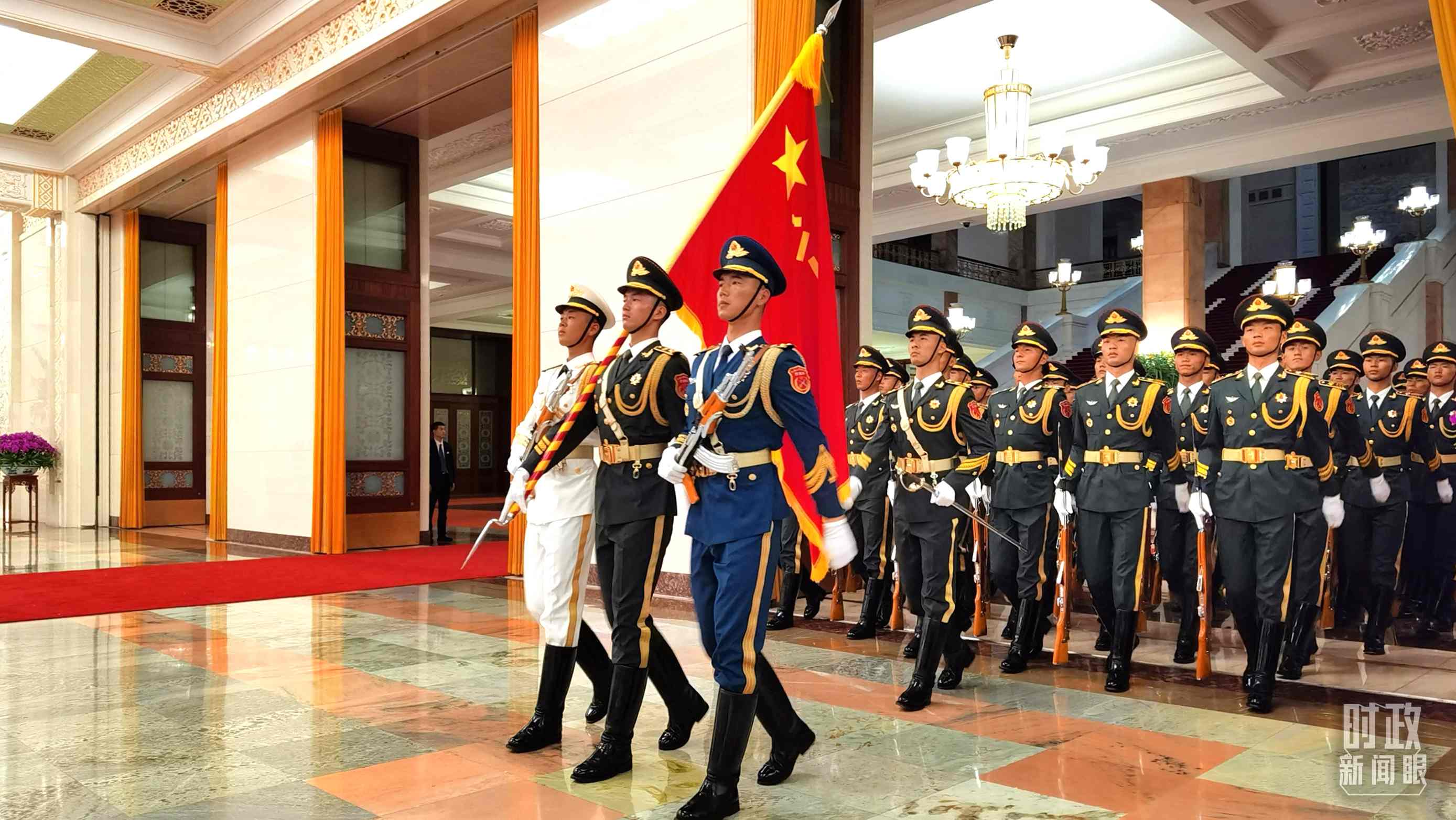 △9月2日，習(xí)主席在人民大會(huì)堂北大廳為拉馬福薩總統(tǒng)舉行歡迎儀式。（總臺(tái)央視記者郭鴻拍攝）