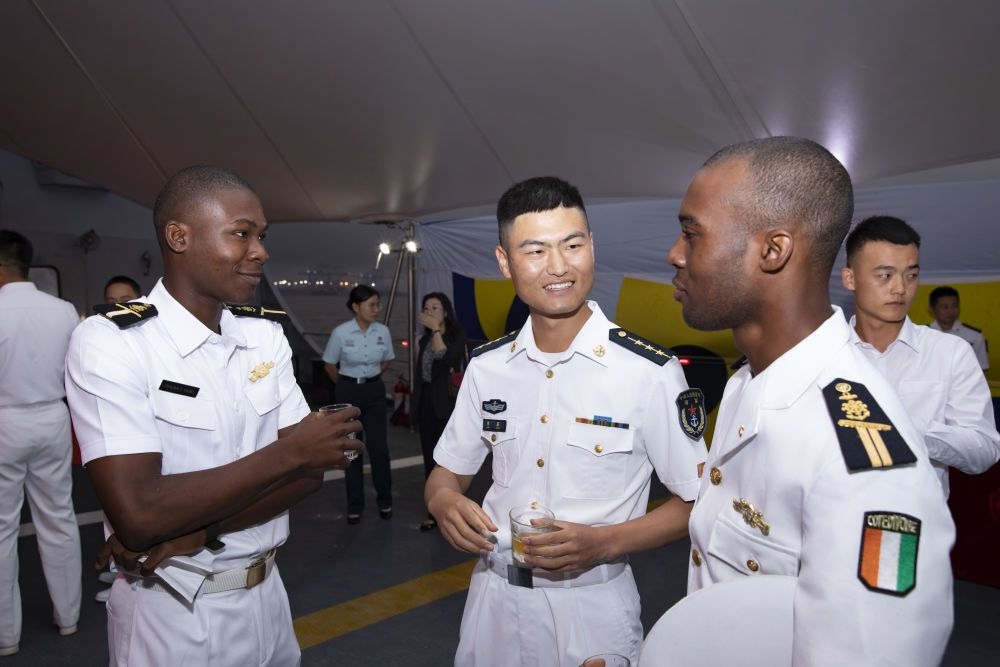 2023年6月25日，中國和科特迪瓦雙方官兵在南寧艦舉辦的甲板招待會上交流。中國海軍第43批護航編隊22日抵達科特迪瓦經濟首都阿比讓，開始對科特迪瓦為期4天的友好訪問。