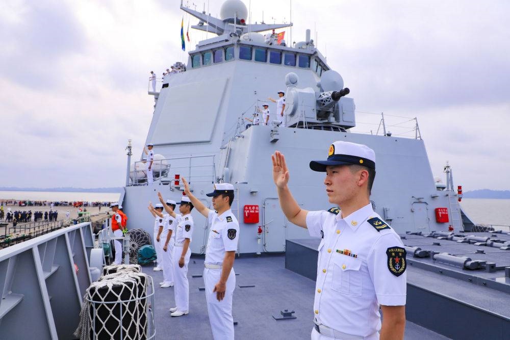 2023年7月8日，中國海軍第43批護航編隊官兵向加蓬利伯維爾奧文多港碼頭的歡迎人群揮手致意。中國海軍第43批護航編隊抵達加蓬利伯維爾，開始對加蓬進行為期4天的友好訪問。