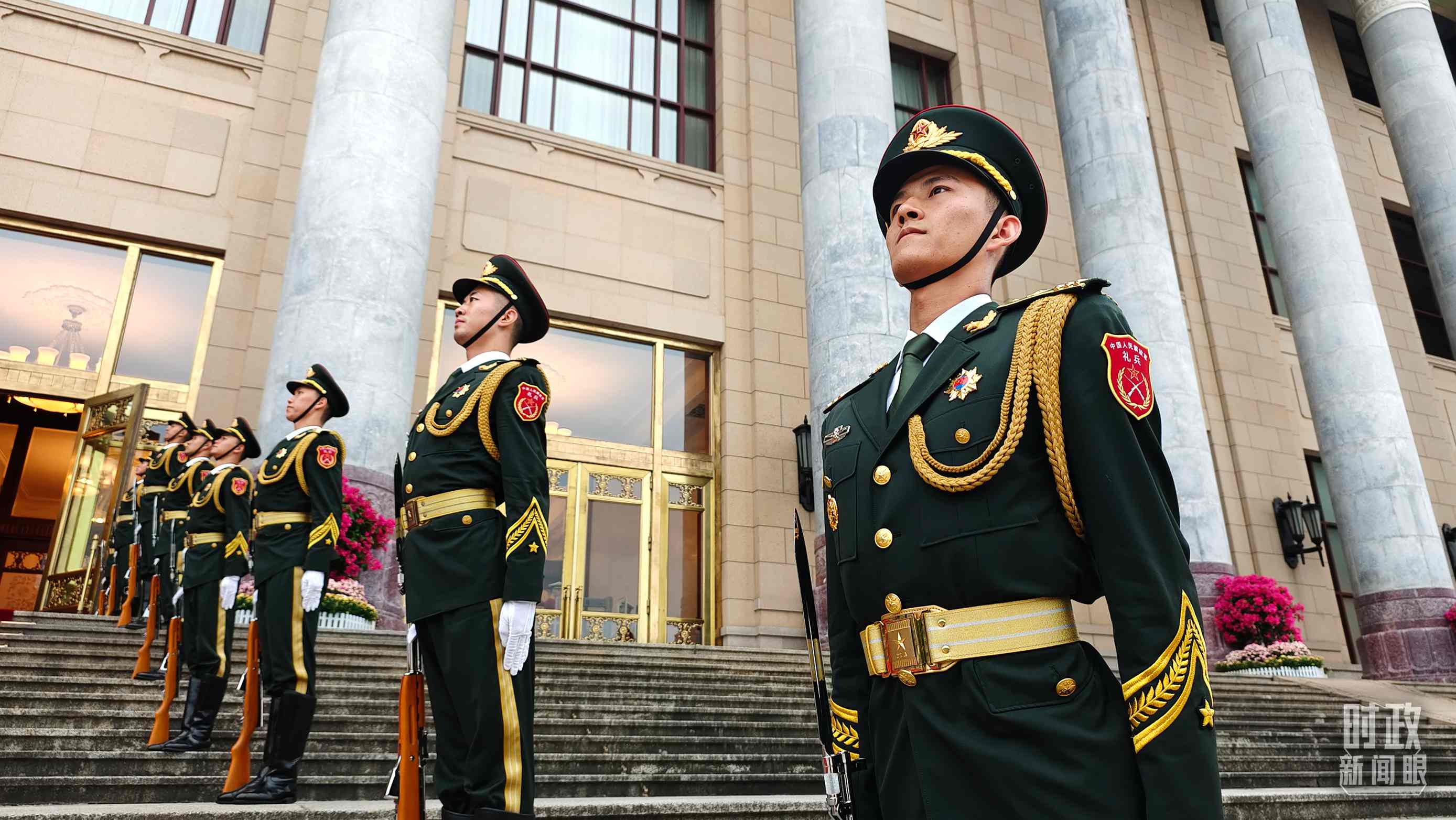  △人民大會(huì)堂外，禮兵列隊(duì)歡迎外國(guó)領(lǐng)導(dǎo)人。（總臺(tái)央視記者韓銳拍攝）