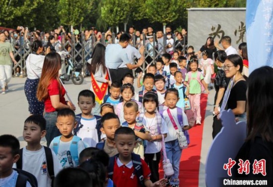 9月1日起，河北省衡水市各中小學(xué)陸續(xù)開學(xué)。9月4日，2024級(jí)小學(xué)一年級(jí)新生集中入學(xué)，為迎接新同學(xué)，各學(xué)校開展了豐富多彩的活動(dòng)。 據(jù)衡水市教育局介紹，今年衡水市746所中小學(xué)共迎來75.1萬名新生。其中，全市550所小學(xué)迎來新生34.46萬名。圖為衡水市第十二中學(xué)小學(xué)部的一年級(jí)新生走紅毯。陳康 攝
