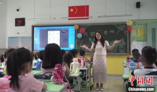 圖為衡水市新苑小學(xué)，老師正在給學(xué)生講開學(xué)第一課的內(nèi)容。王天祥 攝