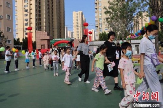 圖為衡水市新苑小學(xué)，小學(xué)一年級(jí)新生佩戴“夢(mèng)想徽章”后，步入校園 。王天祥 攝