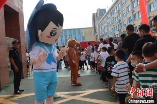 圖為衡水市新苑小學(xué)，老師穿上玩偶服裝歡迎新生入學(xué)。王天祥 攝