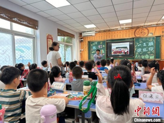 圖為衡水市康復(fù)街小學(xué)，老師講解開學(xué)第一課校園紀(jì)律與禮儀。徐鵬璐 攝