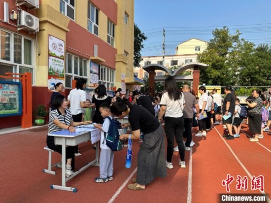 圖為衡水市康復(fù)街小學(xué)，正在簽到的小學(xué)生。徐鵬璐 攝