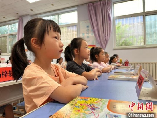 圖為衡水市康復(fù)街小學(xué)，小學(xué)生聽老師講開學(xué)第一課內(nèi)容。徐鵬璐 攝